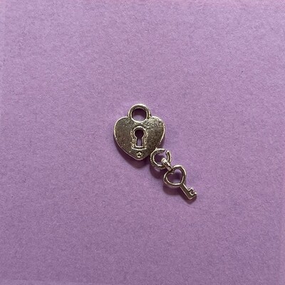 Dije de Metal Plateado Corazón C/Llave 15 x 12 x 2 mm