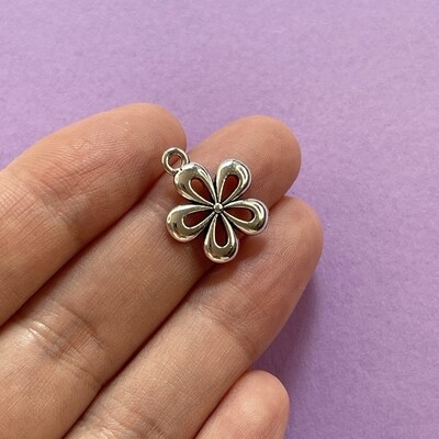 Dije de Metal Plateado Flor Calada 5 Pétalos 18 x 15 x 2 mm