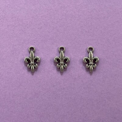 Dije de Metal Plateado Flor de Liz 13 x 10 x 3 mm