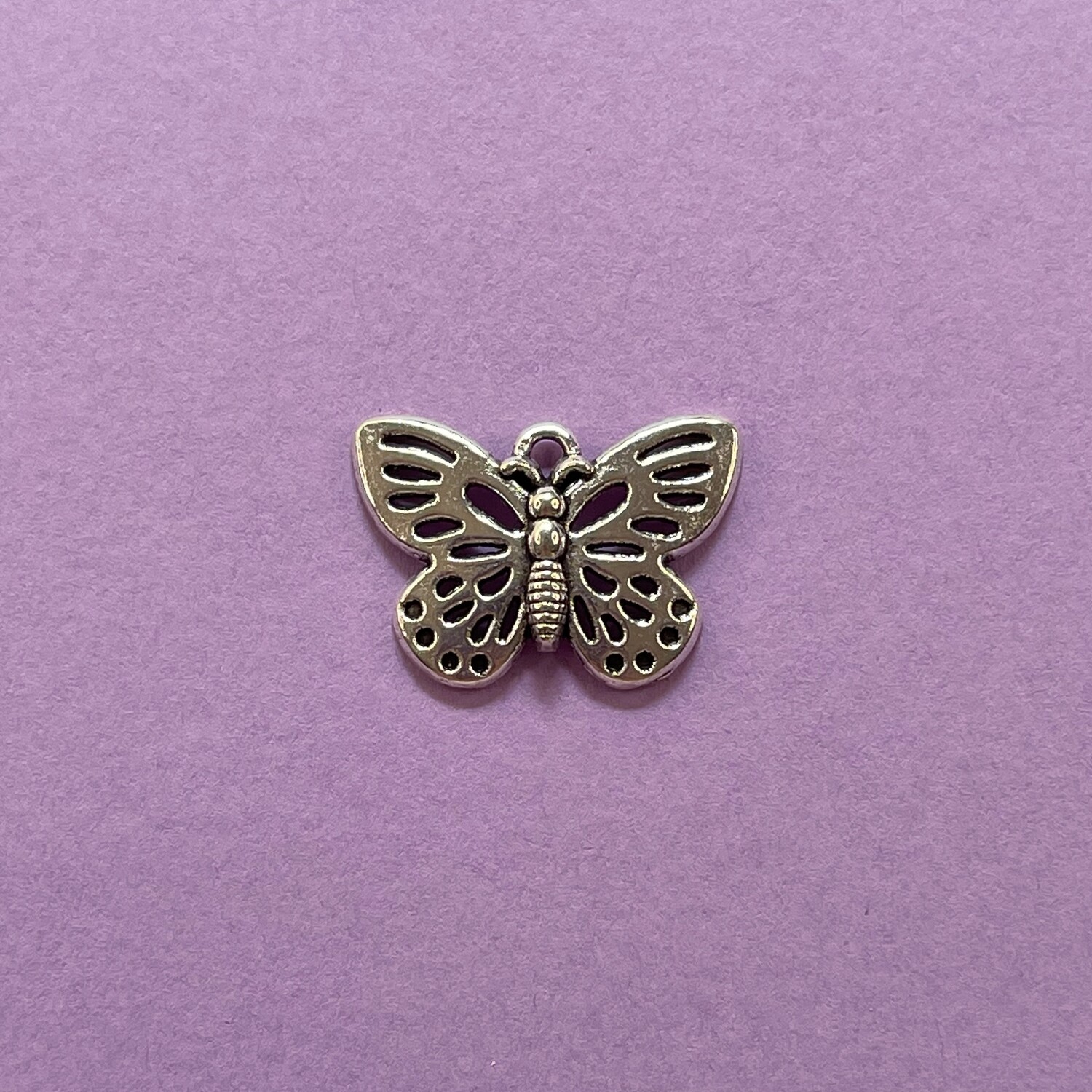 Dije de Metal Plateado Mariposa 25 x 18 x 2 mm