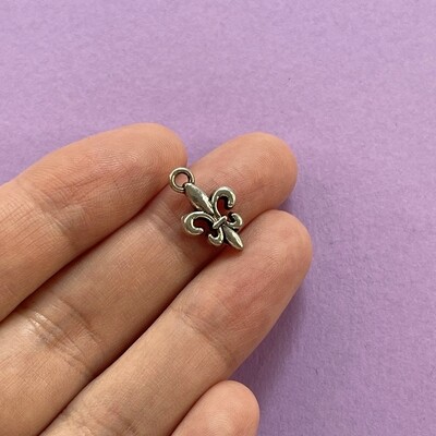 Dije de Metal Plateado Flor de Liz 13 x 10 x 3 mm