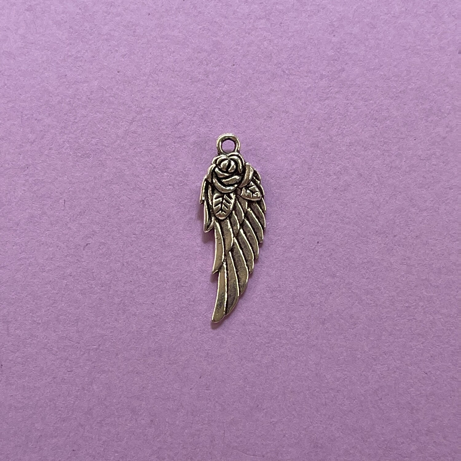 Dije de Metal Plateado Ala Labrada con Rosa 31 x 11 x 3.5 mm