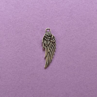 Dije de Metal Plateado Ala Labrada con Rosa 31 x 11 x 3.5 mm