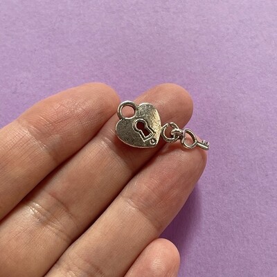 Dije de Metal Plateado Corazón C/Llave 15 x 12 x 2 mm