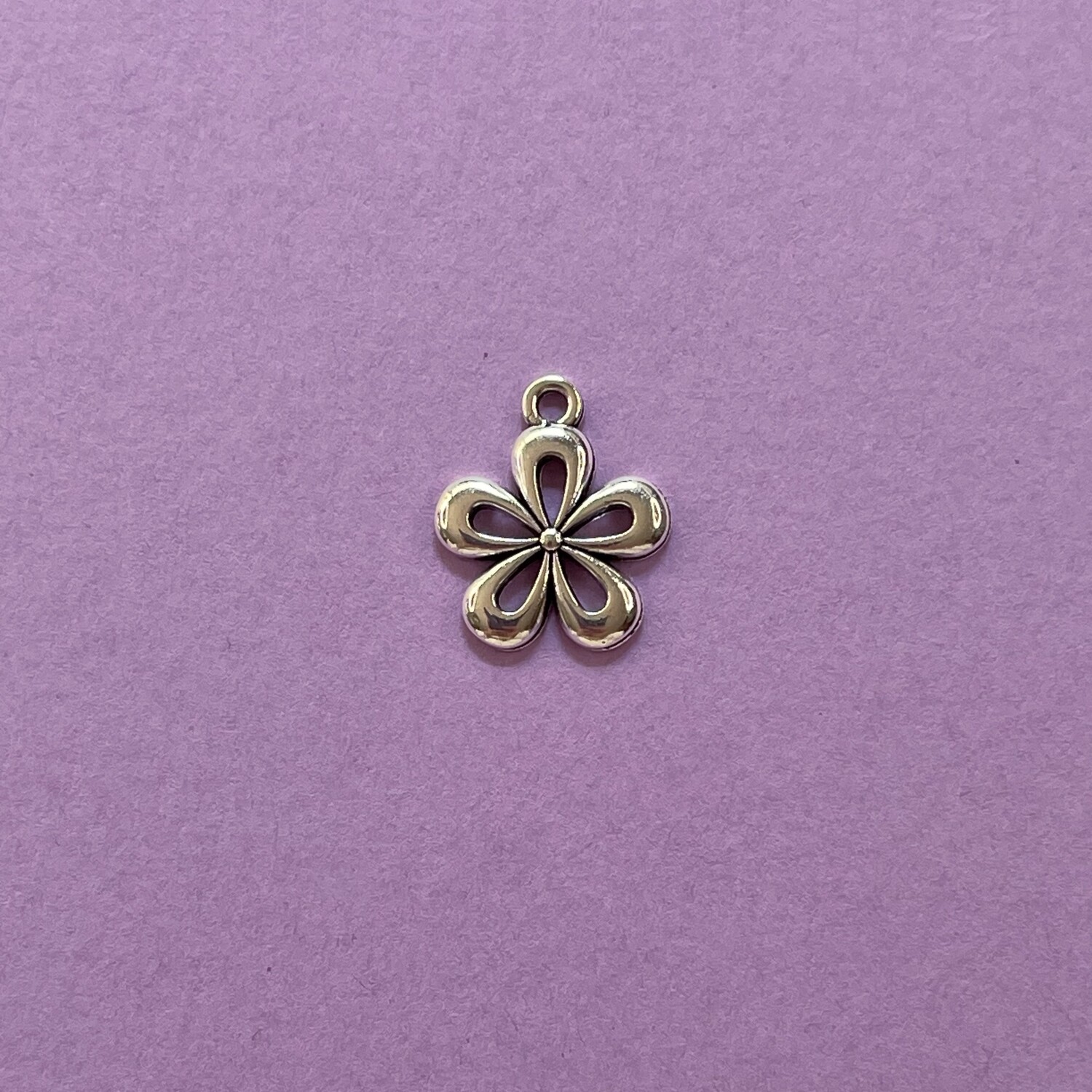 Dije de Metal Plateado Flor Calada 5 Pétalos 18 x 15 x 2 mm