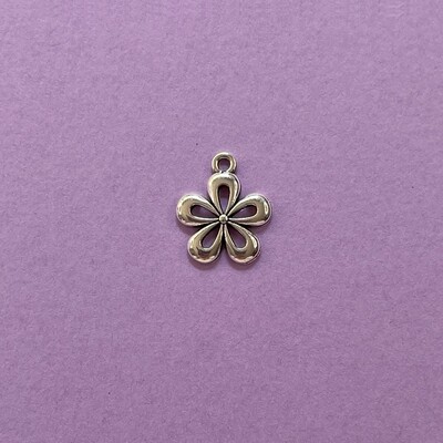 Dije de Metal Plateado Flor Calada 5 Pétalos 18 x 15 x 2 mm