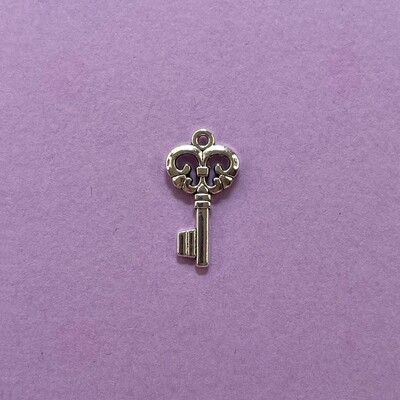 Dije de Metal Plateado Llave 23 x 12 x 2 mm