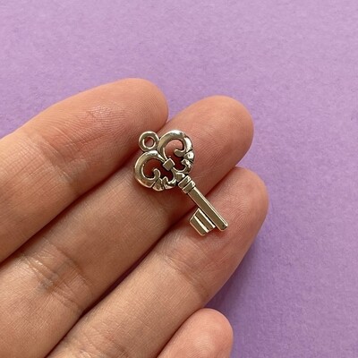 Dije de Metal Plateado Llave 23 x 12 x 2 mm