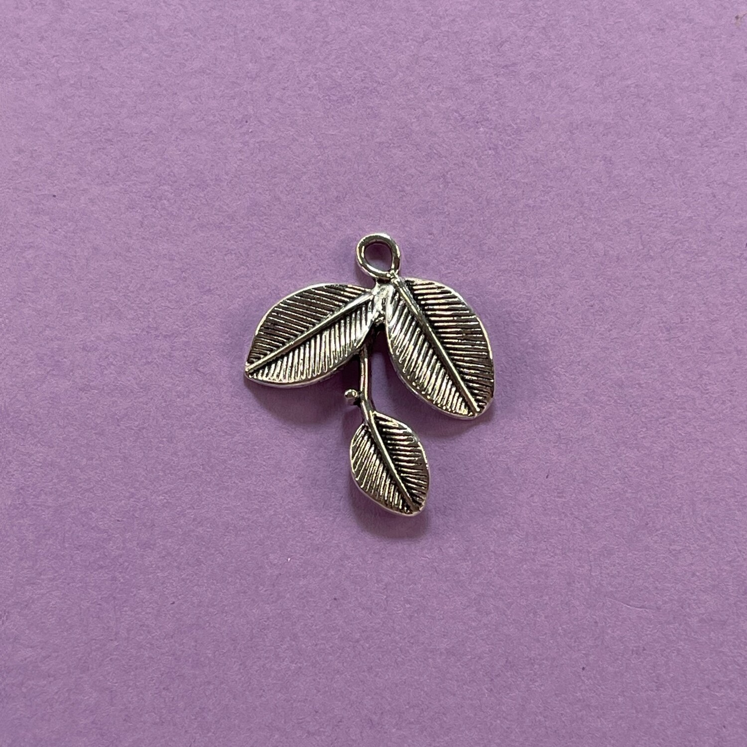 Dije de Metal Plateado Hoja Triple 27 x 24 x 3 mm