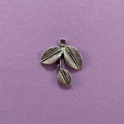 Dije de Metal Plateado Hoja Triple 27 x 24 x 3 mm