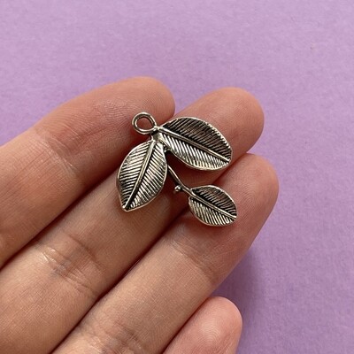 Dije de Metal Plateado Hoja Triple 27 x 24 x 3 mm