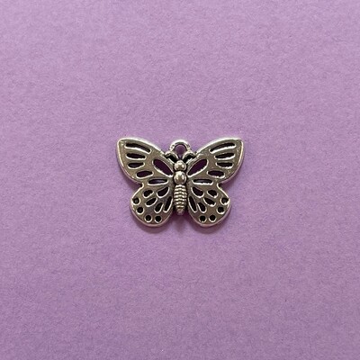 Dije de Metal Plateado Mariposa 25 x 18 x 2 mm