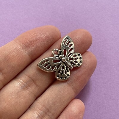 Dije de Metal Plateado Mariposa 25 x 18 x 2 mm