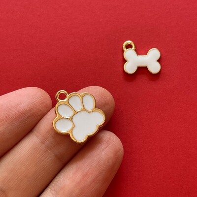 Dije de Metal Dorado Esmaltado Huella y Huesito Blanco 17.5 x 16 x 1.5 mm