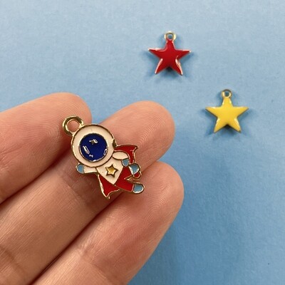 Dije de Metal Dorado Esmaltado Astronauta y Estrellas 21.5 x 12 x 1.5 mm