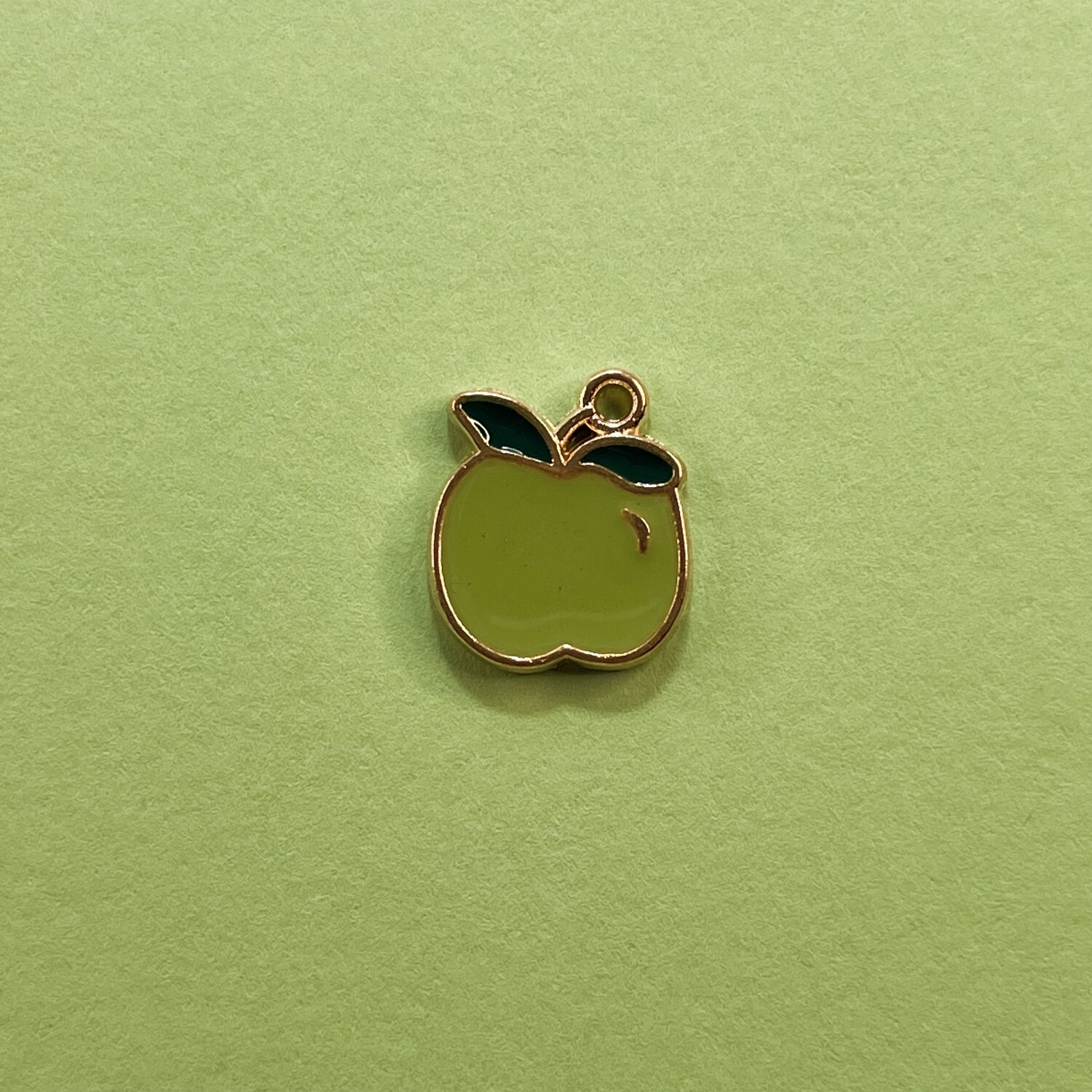 Dije de Metal Dorado Esmaltado Manzana Verde 15 x 13 x 1.5 mm