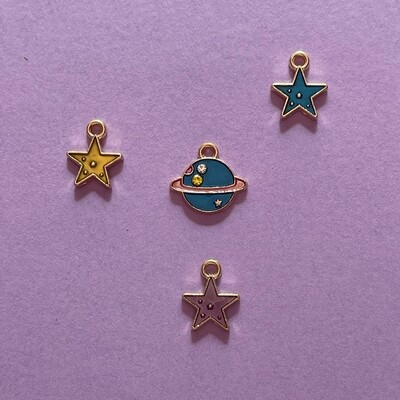 Dije de Metal Dorado Esmaltado Planeta y Estrellas 13 x 14 x 2 mm