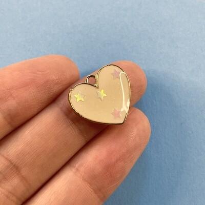 Dije de Metal Dorado Esmaltado Corazón Blanco con Estrellitas 17.5 x 15.5 x 2 mm