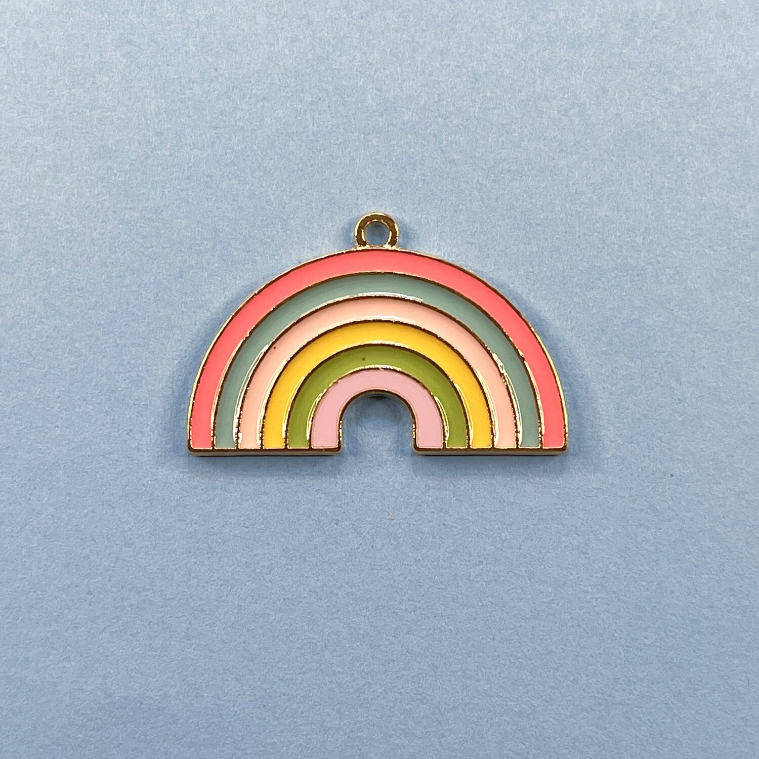 Dije de Metal Dorado Esmaltado Arcoiris Pastel Candy 31.5 x 20 x 1.5 mm