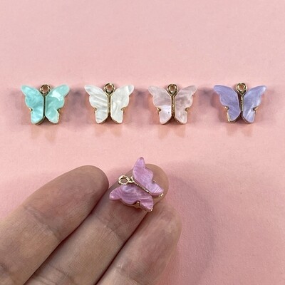 Dije de Metal Dorado Mariposa con Acrílico 16.5 x 14 x 3 mm