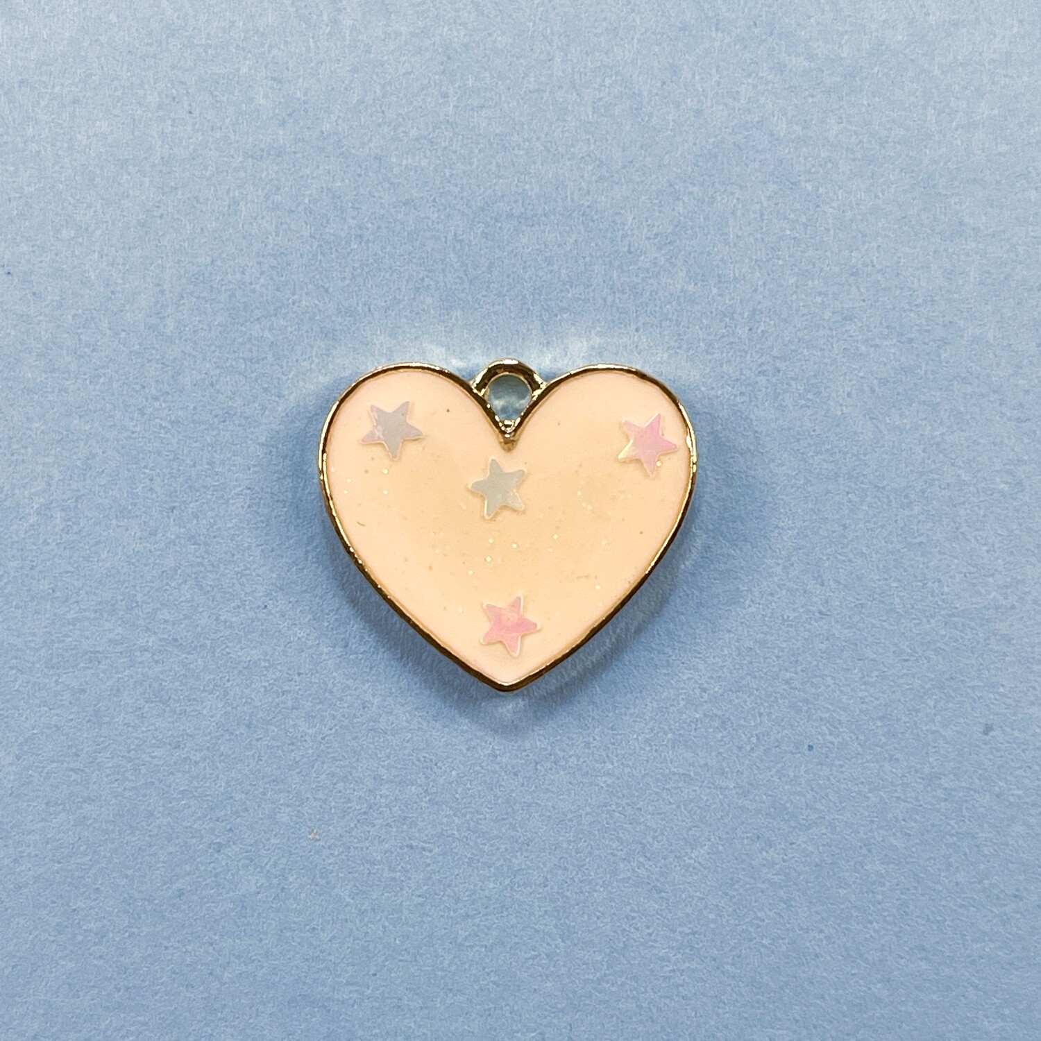 Dije de Metal Dorado Esmaltado Corazón Blanco con Estrellitas 17.5 x 15.5 x 2 mm