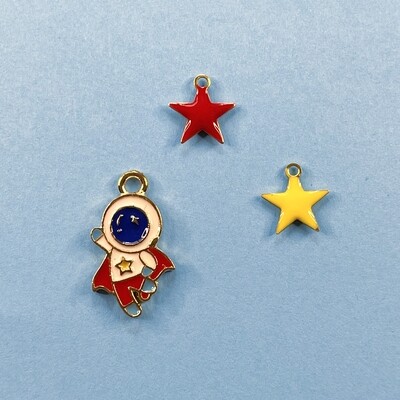 Dije de Metal Dorado Esmaltado Astronauta y Estrellas 21.5 x 12 x 1.5 mm