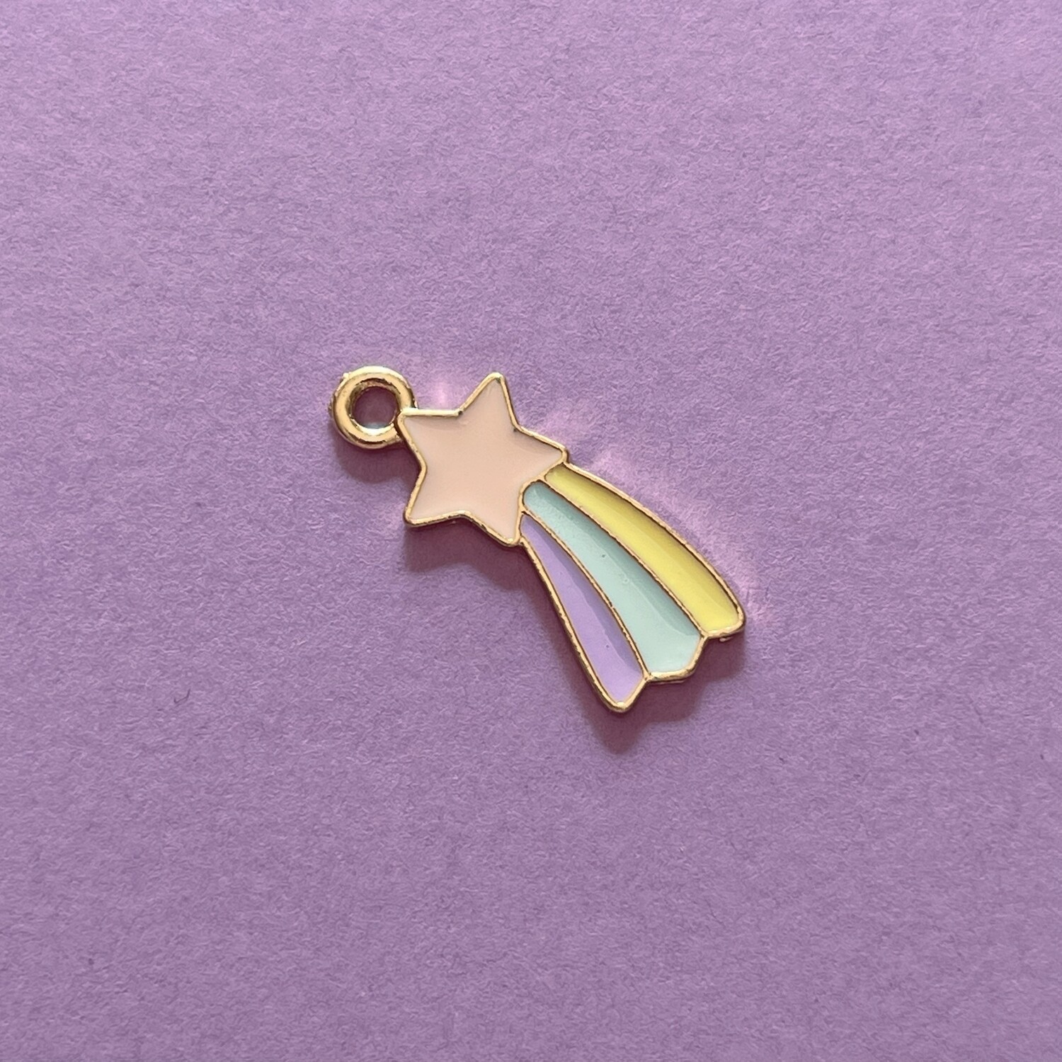 Dije de Metal Dorado Esmaltado Estrella Fugaz Pastel 23.5 x 9 x 2 mm