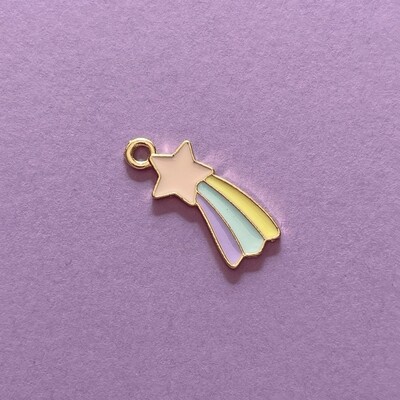 Dije de Metal Dorado Esmaltado Estrella Fugaz Pastel 23.5 x 9 x 2 mm