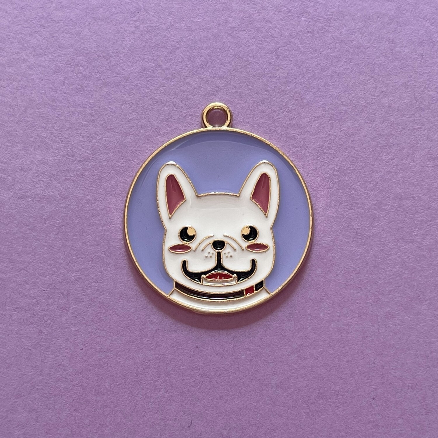 Dije de Metal Dorado Esmaltado Perrito Francés Lila 28 x 25 x 1.2 mm