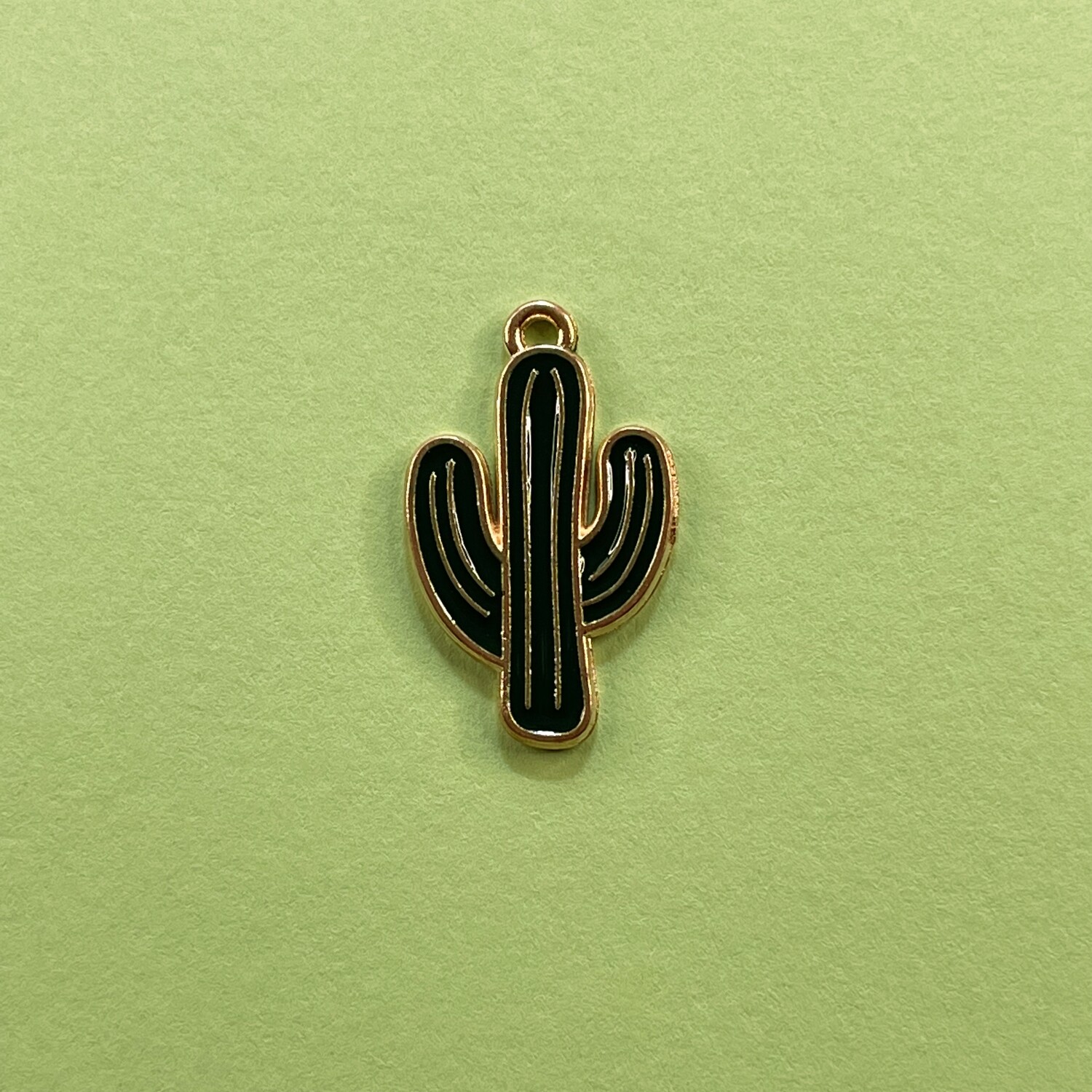Dije de Metal Dorado Esmaltado Cactus Verde 26 x 15 x 1 mm