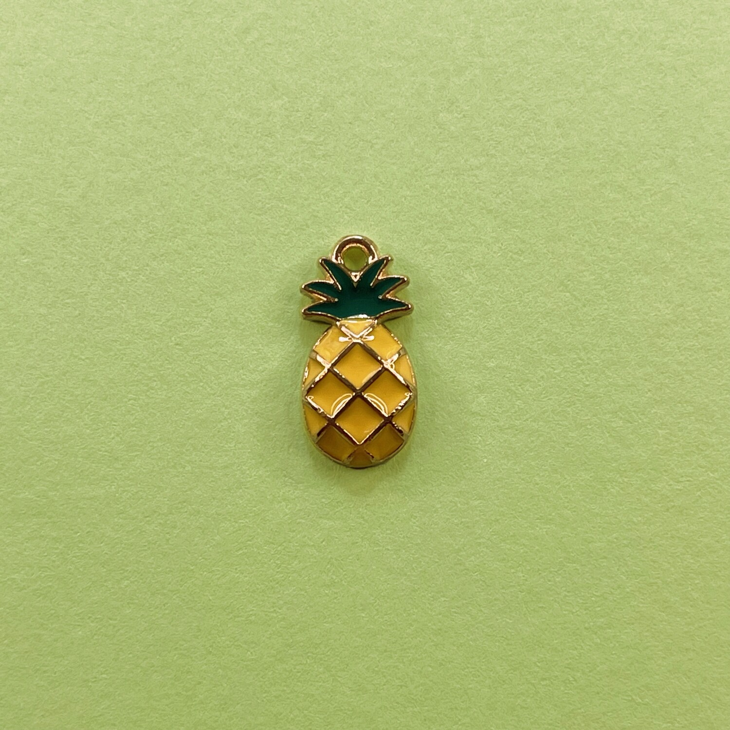 Dije de Metal Dorado Esmaltado Ananá 16 x 8 x 3 mm