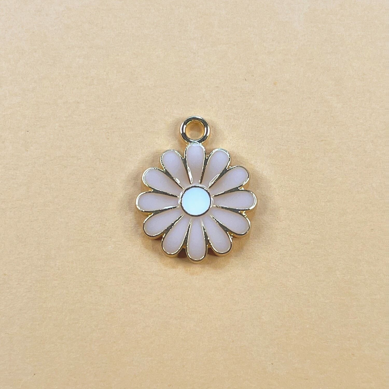 Dije de Metal Dorado Esmaltado Flor Margarita Rosa 22.5 x 18 x 2 mm
