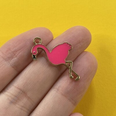 Dije de Metal Dorado Esmaltado Flamenco Fucsia 28.5 x 18 x 1 mm