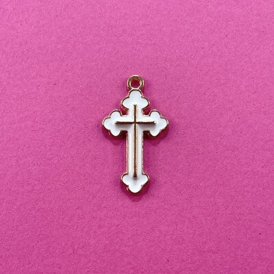Dije de Metal Dorado Esmaltado Cruz Blanca 19.5 x 12.5 x 2.5 mm