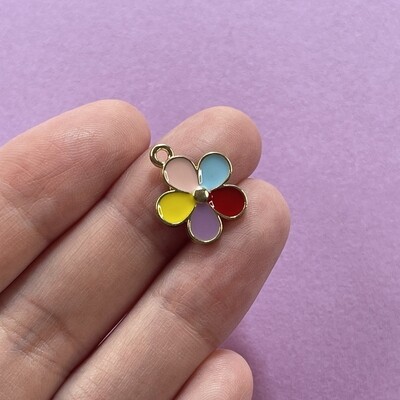 Dije de Metal Dorado Esmaltado Flor Multicolor 17 x 14.5 x 2 mm