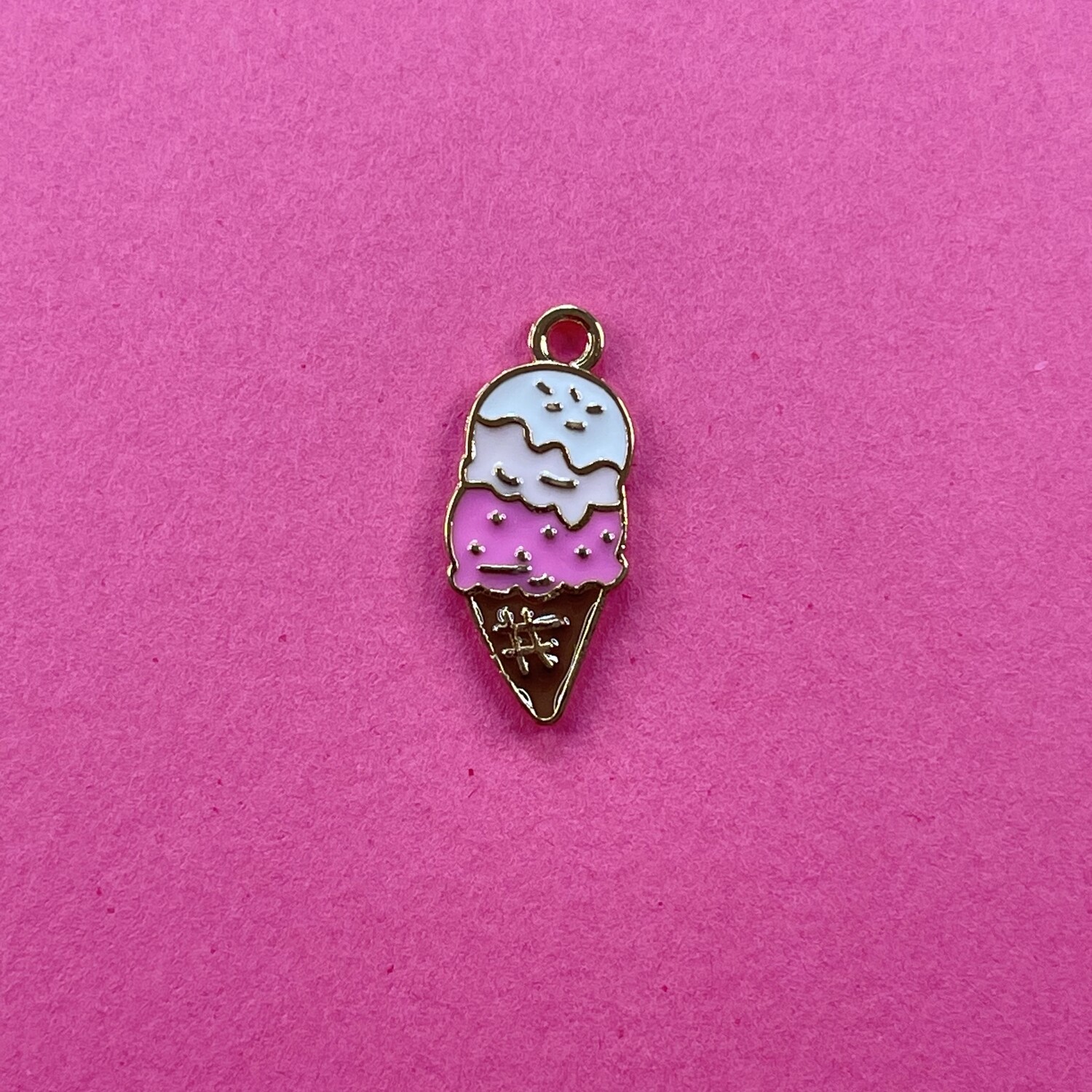 Dije de Metal Dorado Esmaltado Helado Cucurucho Rosa 21 x 9.5 x 1.5 mm