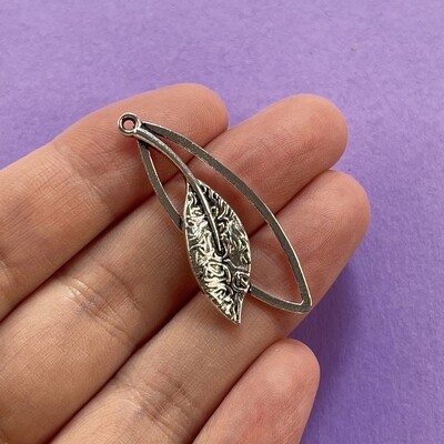 Dije de Metal Plateado Hoja sobre Marco Clado 40 x 16 x 4.5 mm