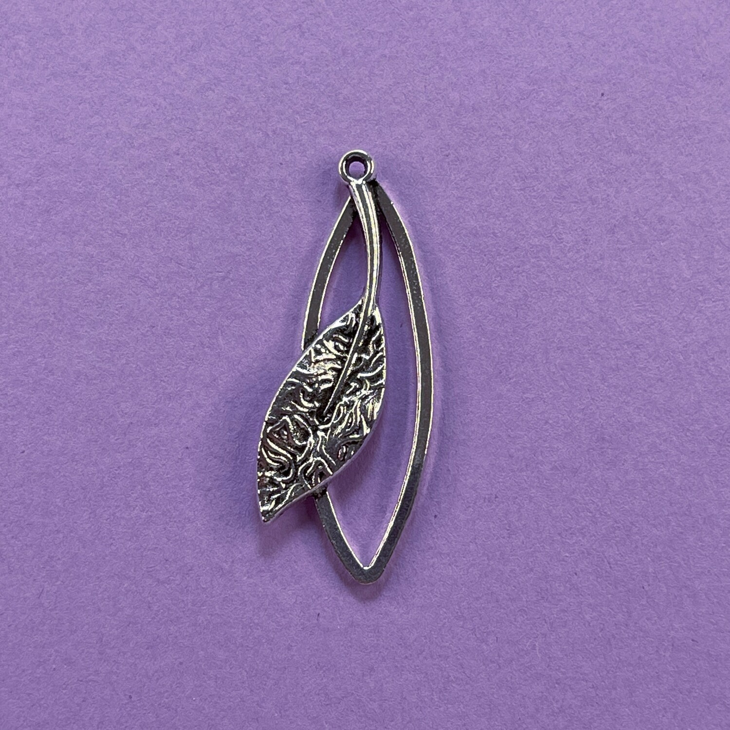 Dije de Metal Plateado Hoja sobre Marco Clado 40 x 16 x 4.5 mm