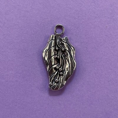Dije de Metal Plateado Hoja Grande 41 x 21 x 3 mm