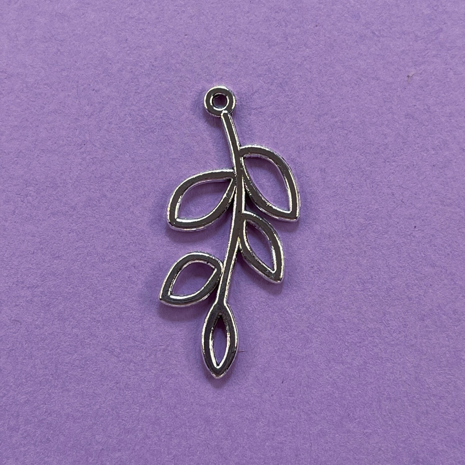 Dije de Metal Plateado Rama Calada 42 x 19 x 2 mm