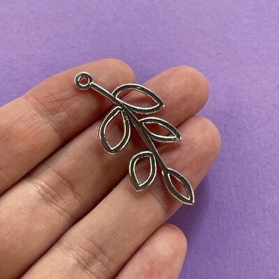 Dije de Metal Plateado Rama Calada 42 x 19 x 2 mm