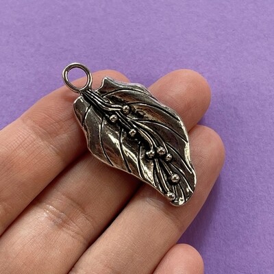 Dije de Metal Plateado Hoja Grande 41 x 21 x 3 mm