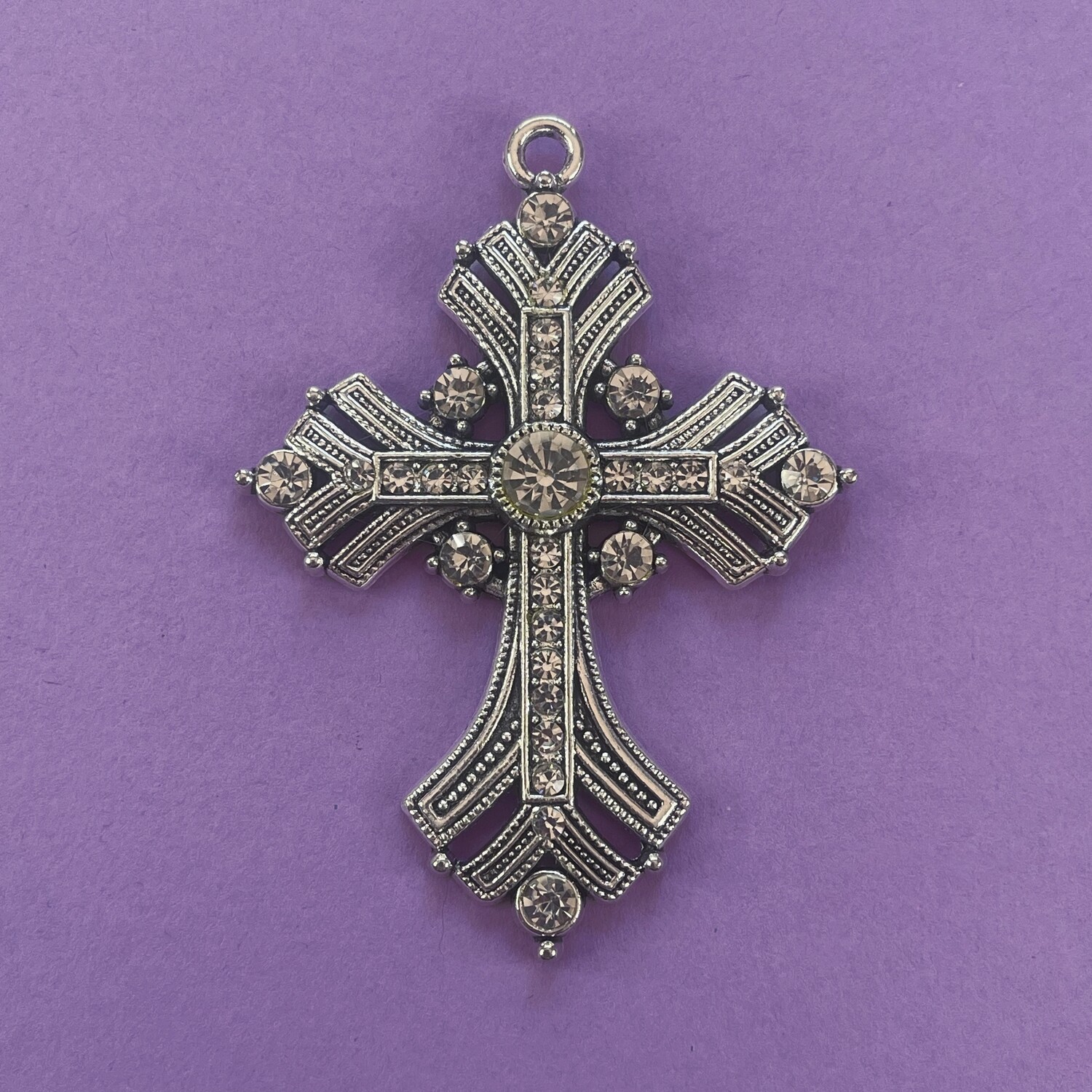 Dije de Metal Plateado Cruz con Strass Barroca 74 x 54 x 8 mm