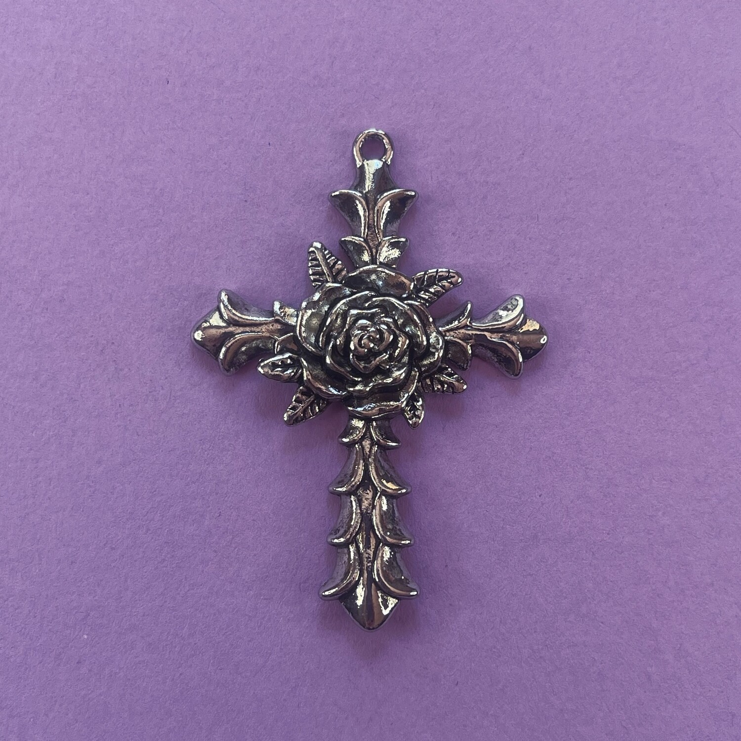 Dije de Metal Plateado Cruz Labrada con Rosa 55 x 39.5 x 6.5 mm