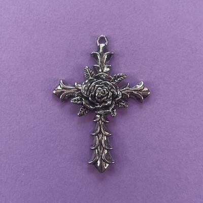Dije de Metal Plateado Cruz Labrada con Rosa 55 x 39.5 x 6.5 mm