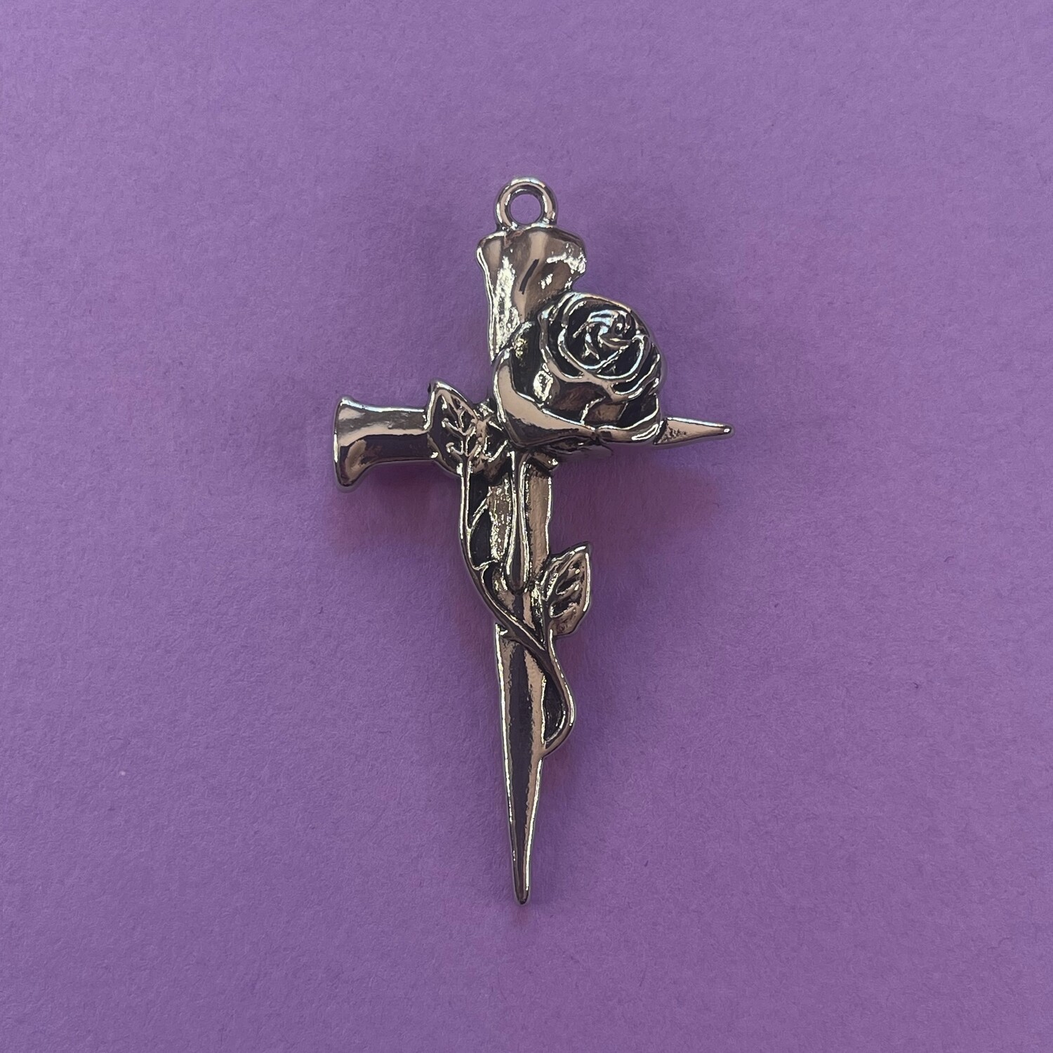 Dije de Metal Plateado Cruz de Clavos con Rosa 55.5 x 31 x 7.5 mm