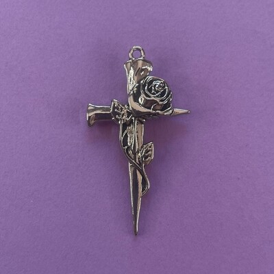 Dije de Metal Plateado Cruz de Clavos con Rosa 55.5 x 31 x 7.5 mm