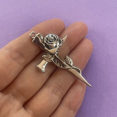 Dije de Metal Plateado Cruz de Clavos con Rosa 55.5 x 31 x 7.5 mm