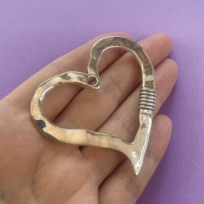 Dije de Metal Plateado Corazón Calado con Labrado Lateral 62 x 60 x 5.5 mm