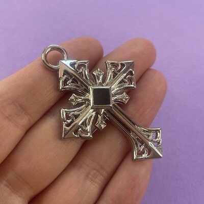 Dije de Metal Plateado Esmaltado Cruz con Rombo Negro 55.5 x 38.5 x 5 mm